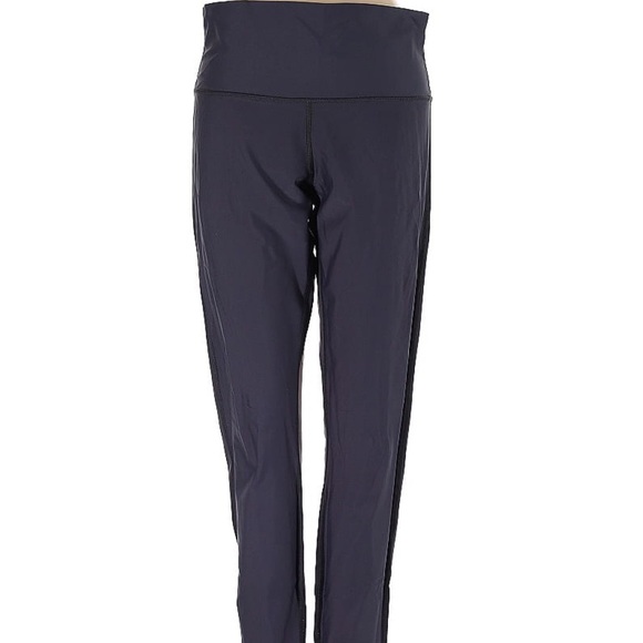 Lululemon legging size 8 in great condition. - Picture 2 of 4